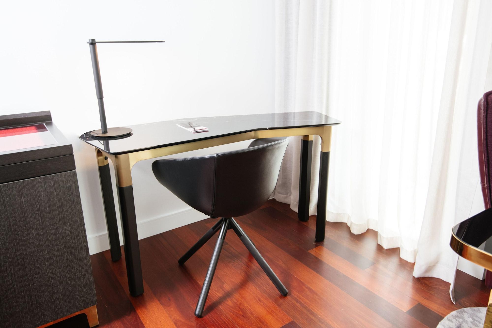 מלון Qt פרת'' מראה חיצוני תמונה A modern desk