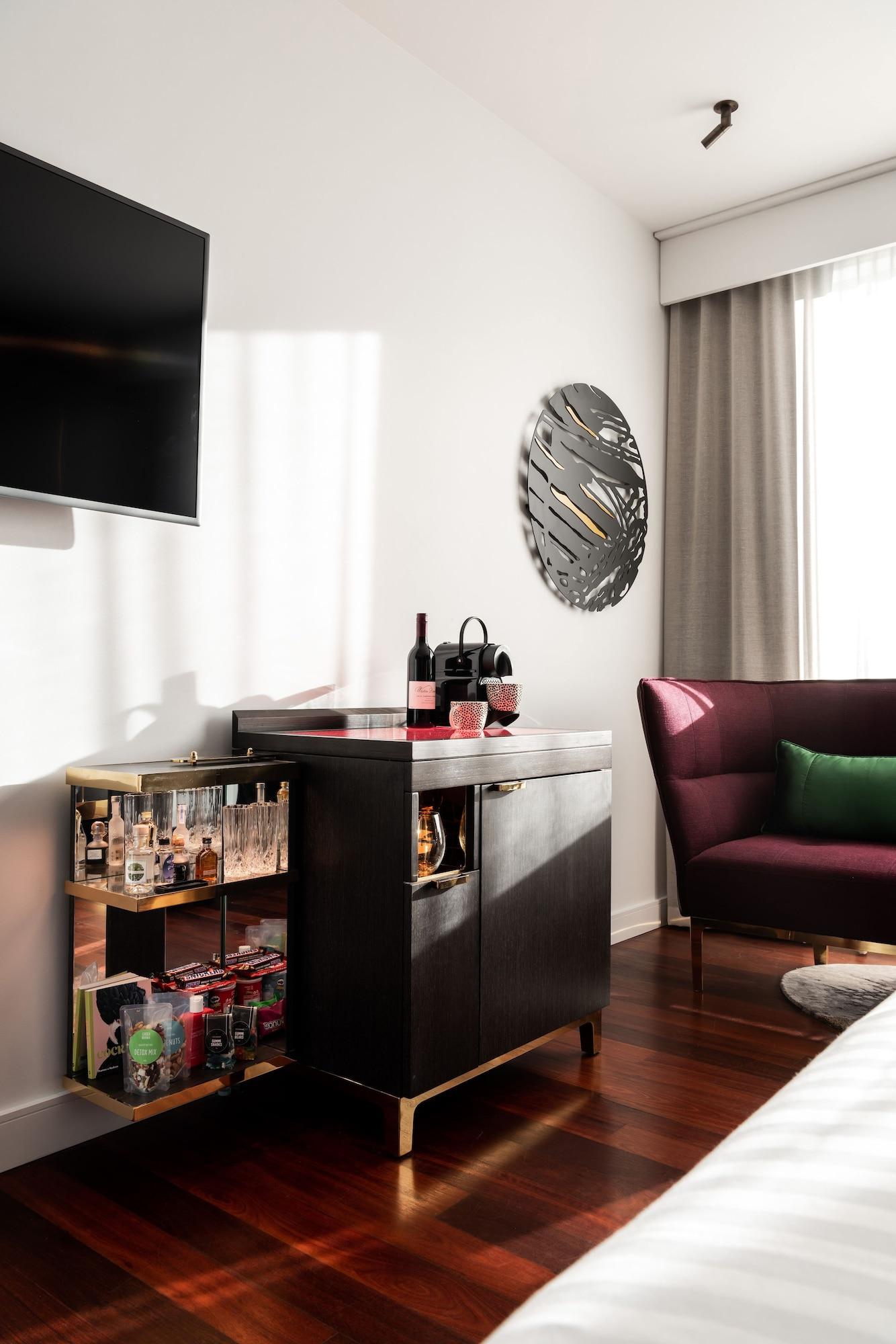 מלון Qt פרת'' מראה חיצוני תמונה A Nespresso machine in a hotel room