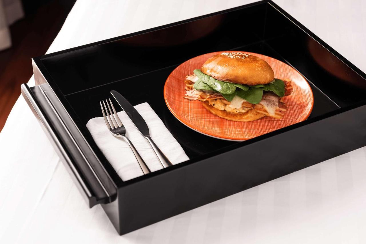 מלון Qt פרת'' מראה חיצוני תמונה A wooden plate