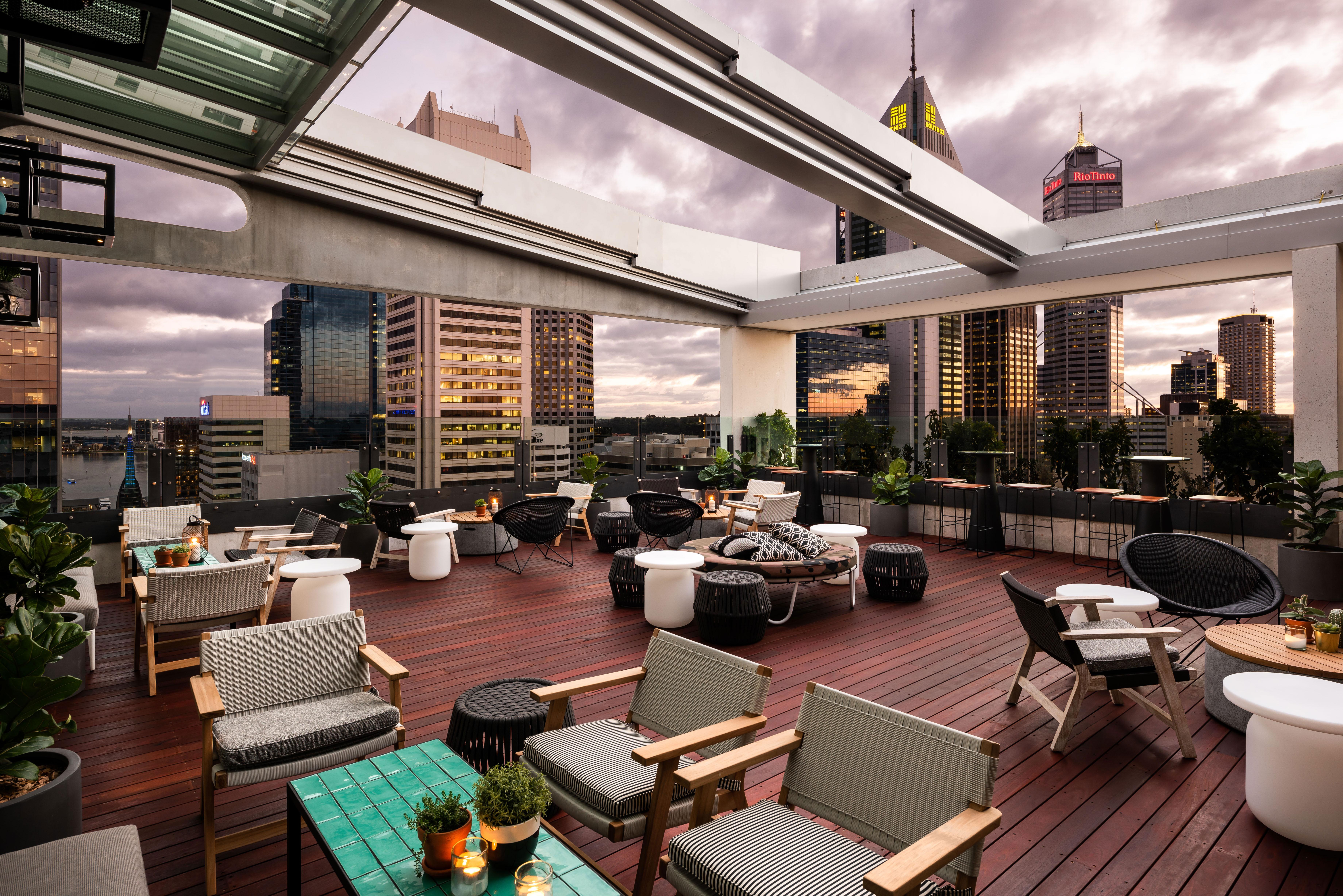 מלון Qt פרת'' מראה חיצוני תמונה The rooftop bar at the Crown Towers