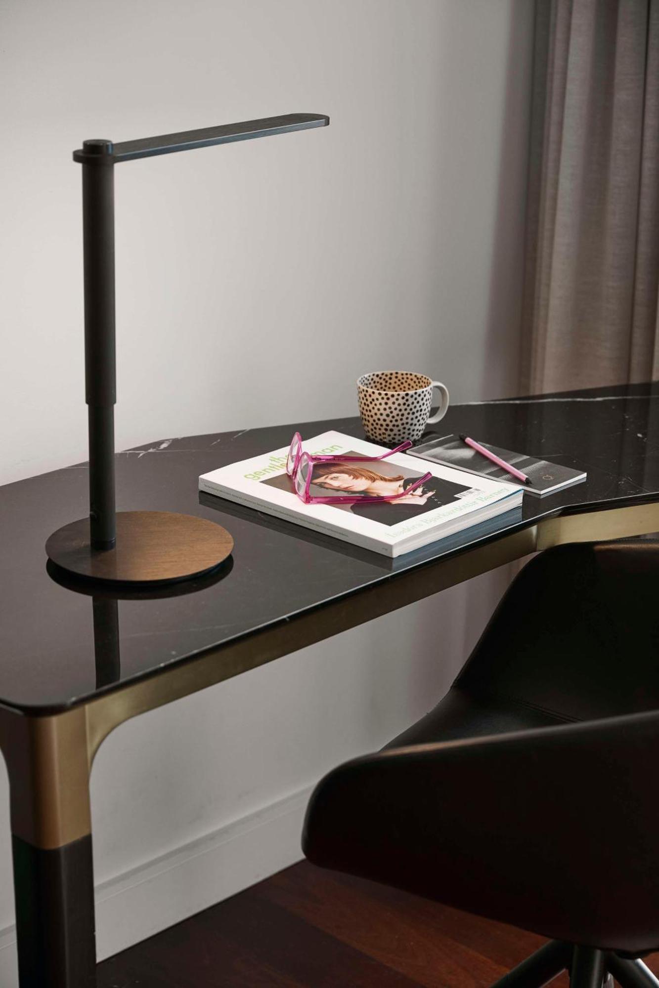 מלון Qt פרת'' מראה חיצוני תמונה A table with a glass top
