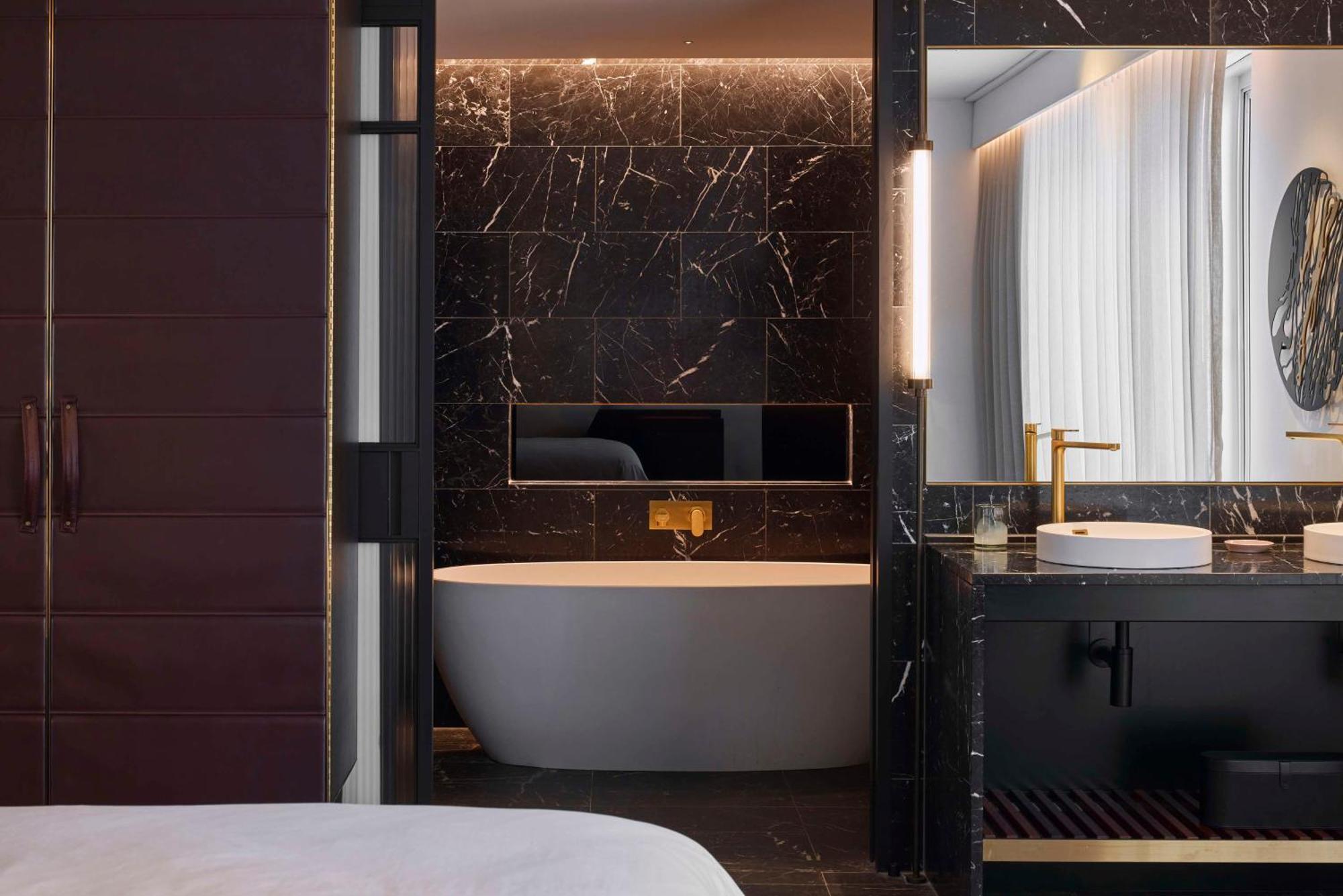 מלון Qt פרת'' מראה חיצוני תמונה A bathroom at the hotel