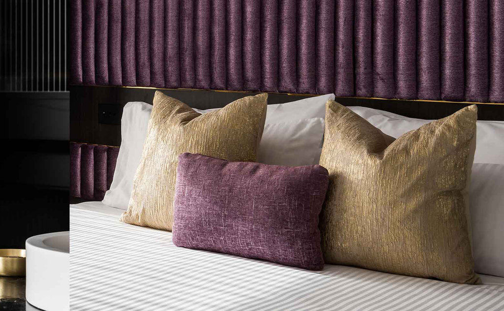 מלון Qt פרת'' מראה חיצוני תמונה A bed with cushions